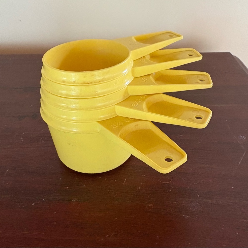 5 Tupperware Harvest Gold Measuring Cups *READ*